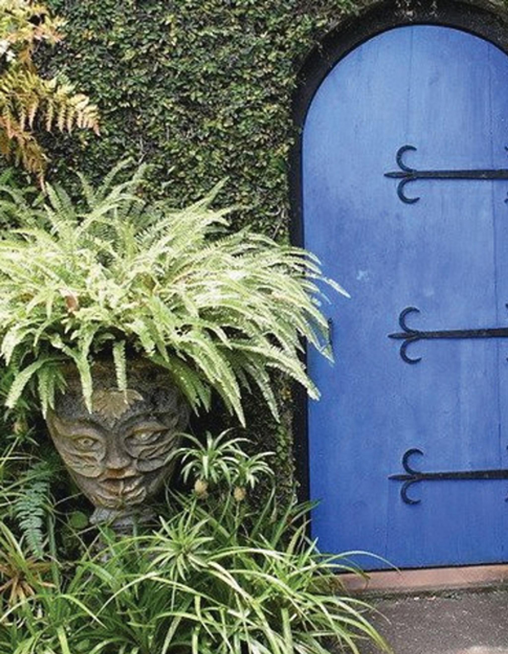 Bewis Bawas Brief Garden Tour