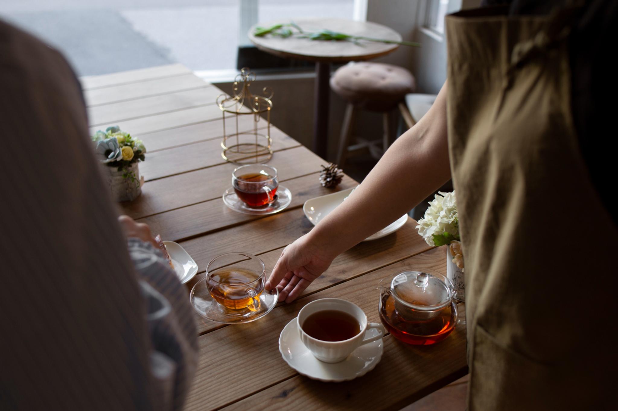 Guests enjoying a tea-tasting session at an elegantly set table